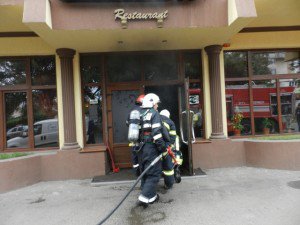 Început de incendiu la un restaurant din Botoşani, oprit de pompieri