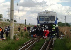 Accident grav la Iaşi: Nouă morţi şi doi răniţi după ce maşina în care se aflau a fost lovită de trenul Iași-Dorohoi