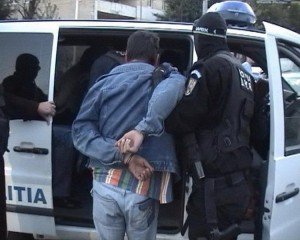 Dărăbănean urmărit național, depistat și încarcerat de poliţişti