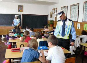 Polițiștii botoșăneni, alături de elevi, …