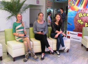 Un voluntar din Suedia sprijină …