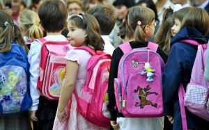 Noi reguli de disciplină în şcolile din România. Elevii ar putea fi controlaţi în ghiozdane