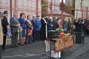 Andrei Dolineaschi alături de elevii …