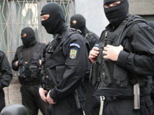 Doi tineri din Hudești cercetați de DIICOT. Percheziţii în nouă judeţe la o grupare specializată în fraude bancare