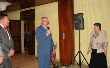 Prefectul le-a cantat Mulţi Ani …