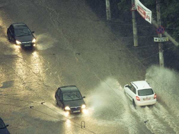 România, lovită de furtuni şi ploi abundente. ANM: Temperaturile continuă să scadă. A fost emis Cod portocaliu