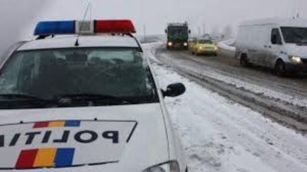 Trafic restricţionat în mai multe judeţe din cauza zăpezii, pentru maşinile fără cauciucuri de iarnă