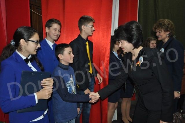 Senatorul Doina Federovici susține performanța în învățământ