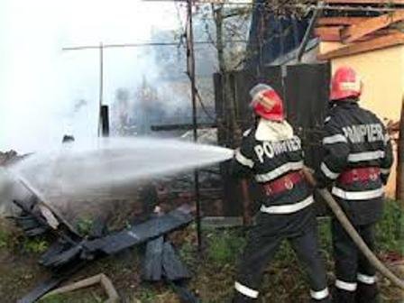 Anexă gospodărească incendiată din joacă de un copil