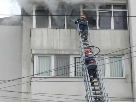 Vezi cauzele probabile ale incendiului produs la apartul din strada Primăverii