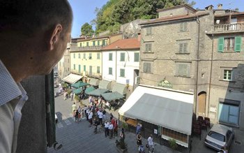 Patru din zece imigranţi din …