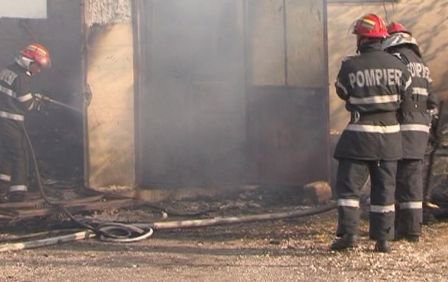 A vrut să facă ţuică, dar şi-a incendiat una dintre magaziile din gospodărie