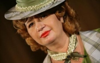 A căzut de pe scenă. …