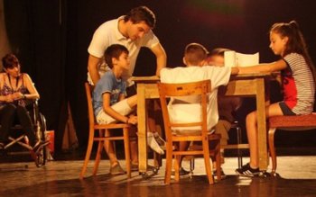 Spectacol de teatru „Familia Offline” …