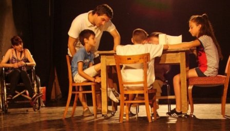 Spectacol de teatru „Familia Offline” pus în scenă de Teatrul „Mihai Eminescu” din Botoşani