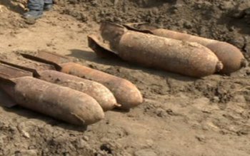 Peste o sută de bombe …