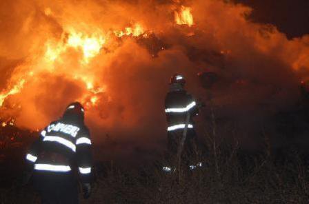 Zeci de tone de furaje distruse într-un incendiu de proporții provocat intenționat