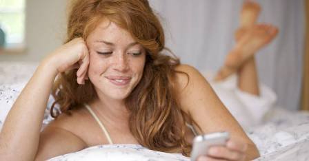 Studiu: SMS-urile înainte de culcare sunt dăunătoare