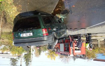 Mașină răsturnată într-o intersecție în …