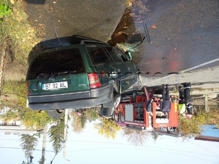 Mașină răsturnată într-o intersecție în urma ciocnirii violente a două mașini