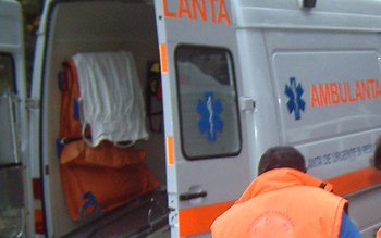 Adolescente luate cu ambulanța de …