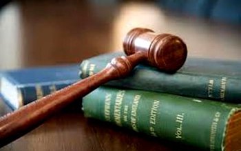 Cauţi un avocat? Îl găseşti …