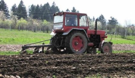 APIA Botoșani: Agricultorii pot depune cereri în vederea obținerii subvenției pentru motorină 