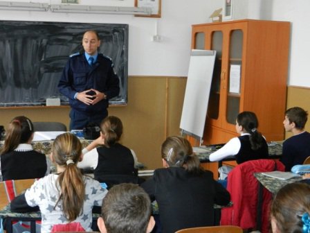 Activităţi preventiv-educative desfășurate de jandarmi în instituţiile de învăţământ din județul Botoșani