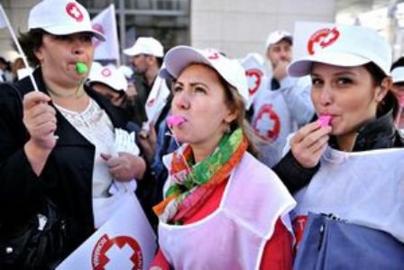 Zeci de cadre medicale botoșănene participă astăzi la protestul de la București