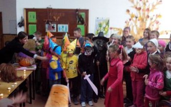 Halloween cu mască și fără …