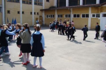 IȘJ Botoșani: dezbatere pe tema siguranței din incinta școlilor și a zonelor adiacente acestora