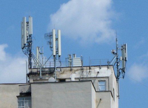 Antenele GSM de pe blocuri sunt periculoase pentru vecini