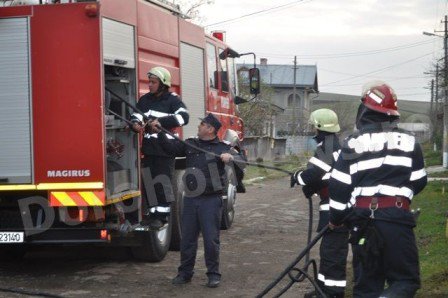 Incendiu izbucnit la un imobil situat pe strada Tudor Vladimirescu din Dorohoi - VIDEO