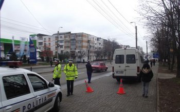 Două persoane accidentate pe trotuar …