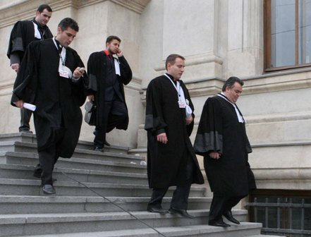 Peste 5.000 de avocați riscă să fie excluși din profesie