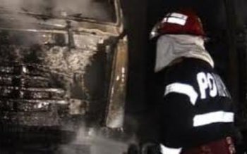 Camion încărcat cu bușteni distrus …