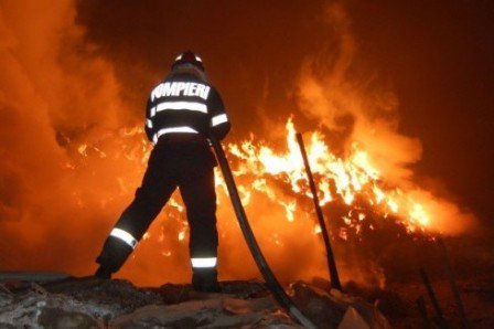 Furaje incendiate în comuna George Enescu, de un fumător neglijent