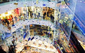 Cumpărături şi spectacol în mall …