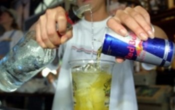 Ce rişti dacă amesteci alcoolul …