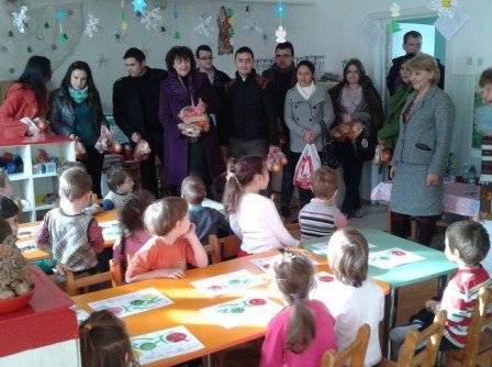 Tinerii Social Democrați au împărțit cadouri de Moş Nicolae copiilor de la „Micul Prinţ”