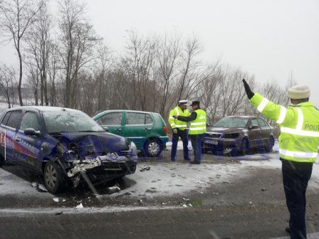 Bărbat rănit după ce trei mașini s-au ciocnit la Huțani