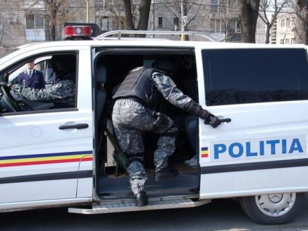 Doi tineri reținuți în urma perchezițiilor efectuate astăzi la Botoșani și Hârlău