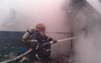 Locuinţă aprinsă de un jar …