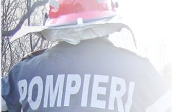 Autoturism distrus parţial într-un incendiu