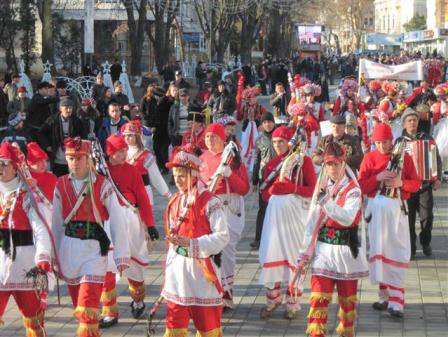 Astăzi, paradă a formaţiilor de dansuri şi obiceiuri de iarnă pe străzile din municipiu
