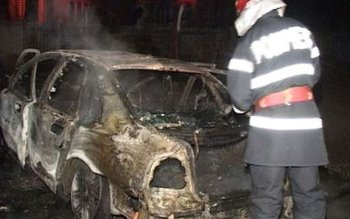 Mașină în flăcări într-o parcare …