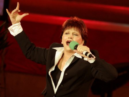 O cântăreaţă faimoasă din România şi-a schimbat religia: a devenit pocăită