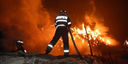 Acțiune complicată a pompierilor botoșăneni pentru stingerea a 45 de tone furaje incendiate