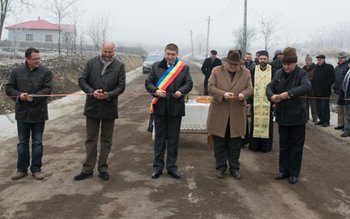 Drumul comunal care face legătura …