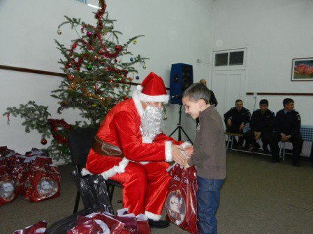 Moș Crăciun a venit la copii care au colindat IJJ Botoșani